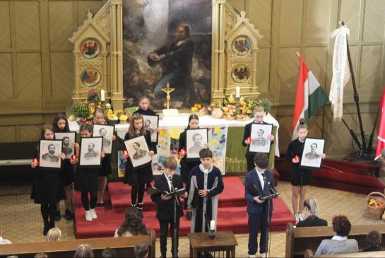 Az aradi v�rtan�kra eml�kezt�nk