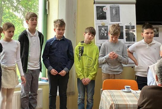 A 4.b oszt�ly a k�lt�szet napj�r�l eml�kezett a T�r�czy otthonban